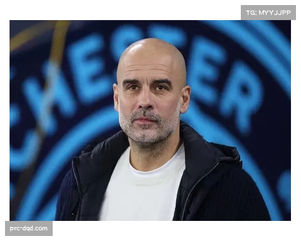 VAR长时间检查后确认进球有效,瓜迪奥拉与克洛普在场边激烈讨论越位线划定